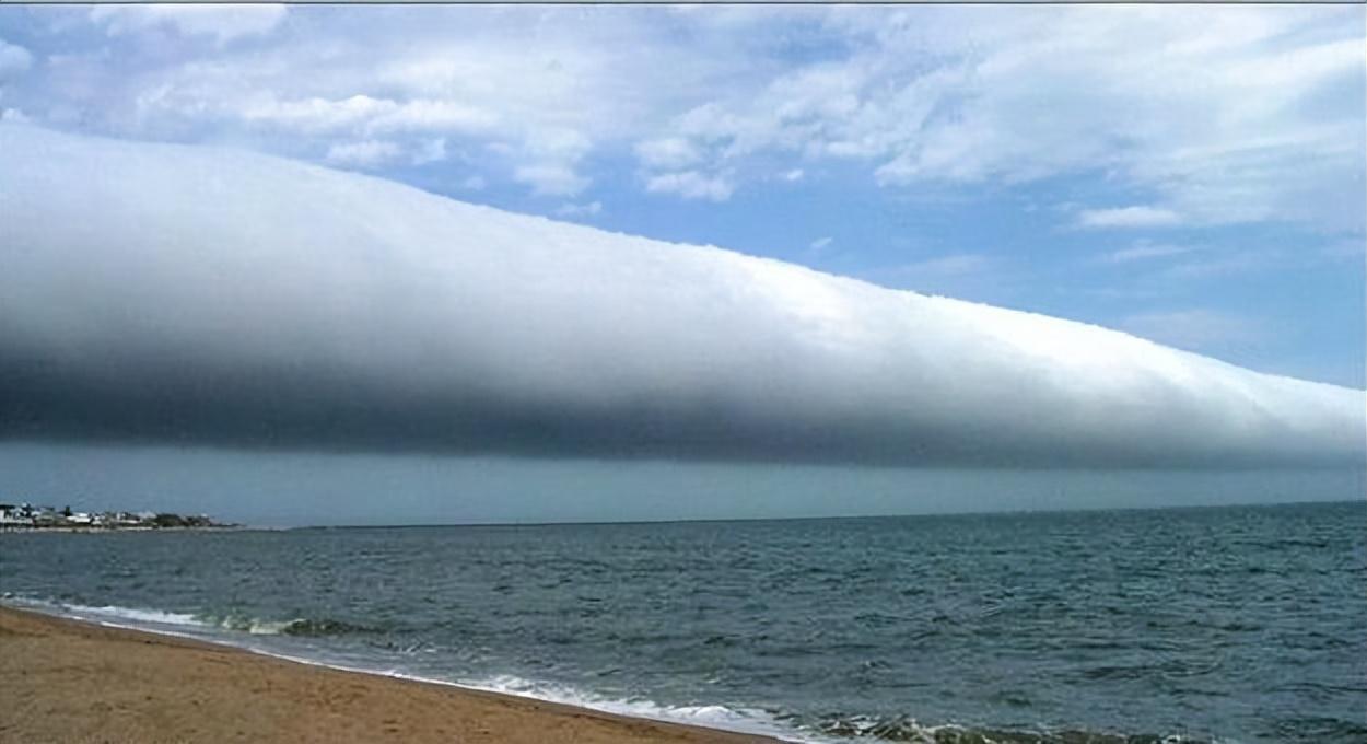 烟台惊现罕见滚轴云像一根巨大金篐棒横扫天空长度望不到头如何形成的