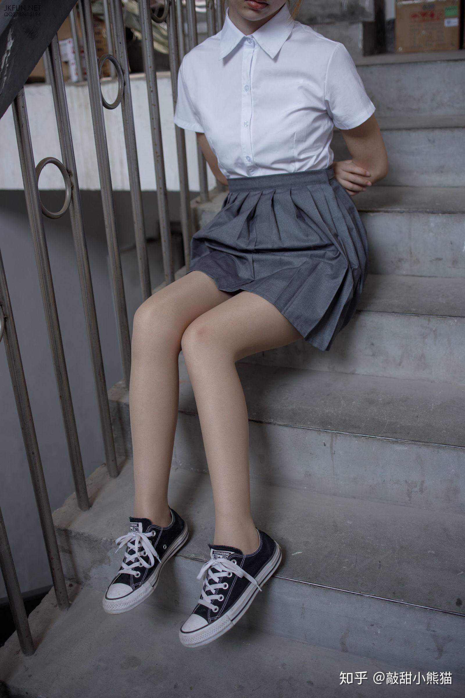 肉色丝袜搭配运动鞋好看吗