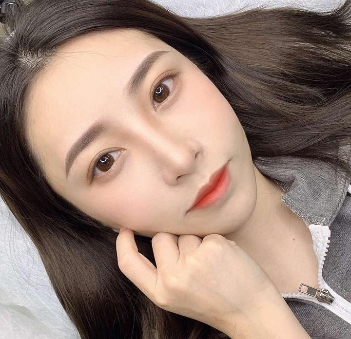 漂亮的女大学生去纹眉,结果被上了一课