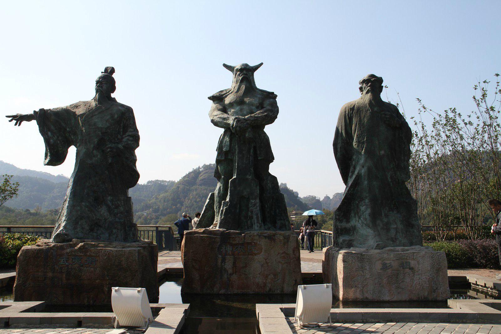 从汉代起武夷山就被中央政权视作祭祀的一部分,汉武帝封禅名山,曾经"