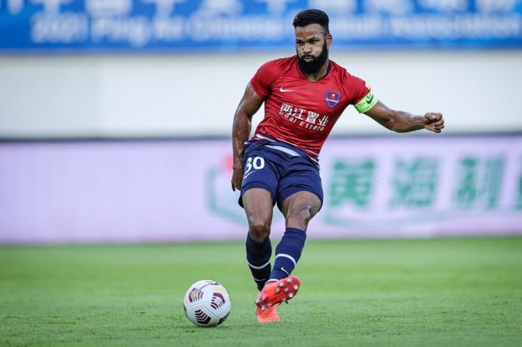 半场费尔南迪尼奥推射造险重庆两江竞技暂00青岛队