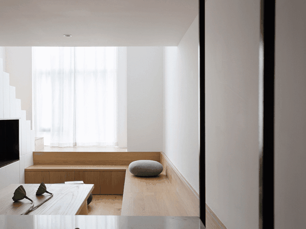 30平公寓加一层 复式装修出简约客厅 餐厅及大卧室 让一家三口住出百平的效果 全网搜