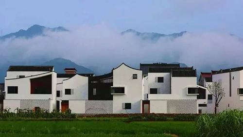 富阳区委书记姜军表示:"理想的乡村设计不是仿古,也不是抄袭,而是通过