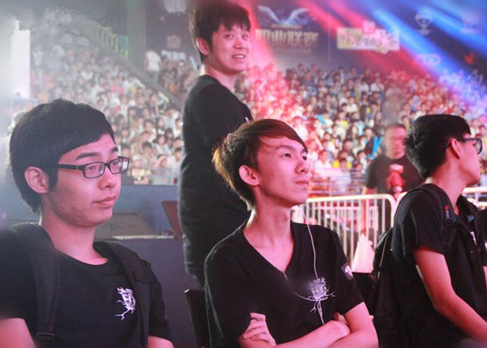 we前辅助卷毛生日粉丝直言你和微笑撮合过吧