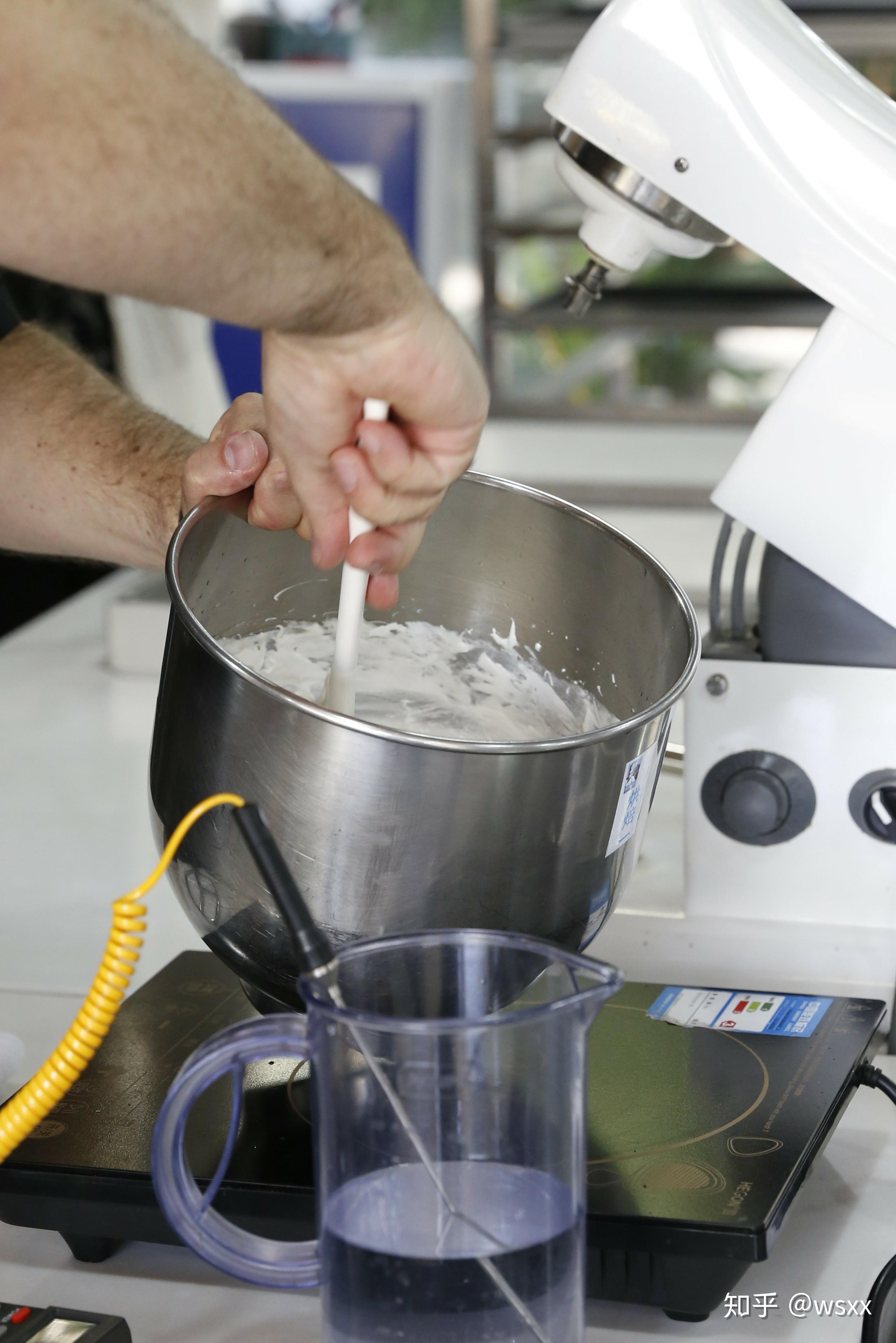 将厨师机停止搅拌,换上扇形搅拌器进行搅拌,加入烤过的扁桃仁,开心果