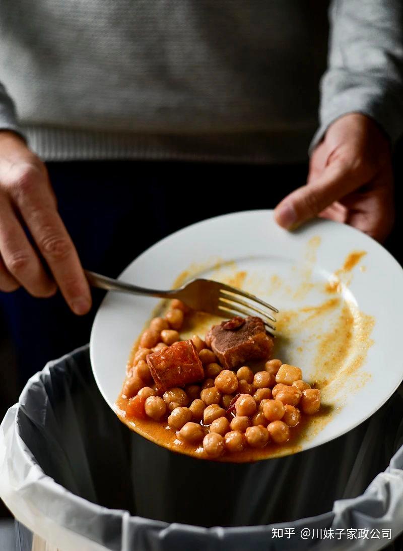 川妹子家政阿姨在雇主家工作剩菜该不该倒