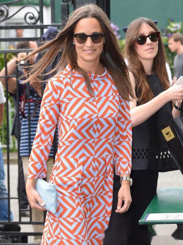 公开赛上,这件红白相间的格子裙由皮帕最为中意的服装设计师tabitha