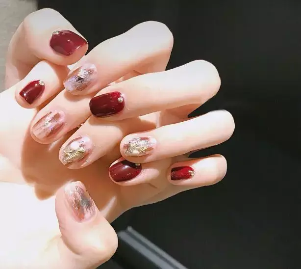 这里可能是最全的新年美甲集合了-新年美甲图片2021简单大方红色衣服