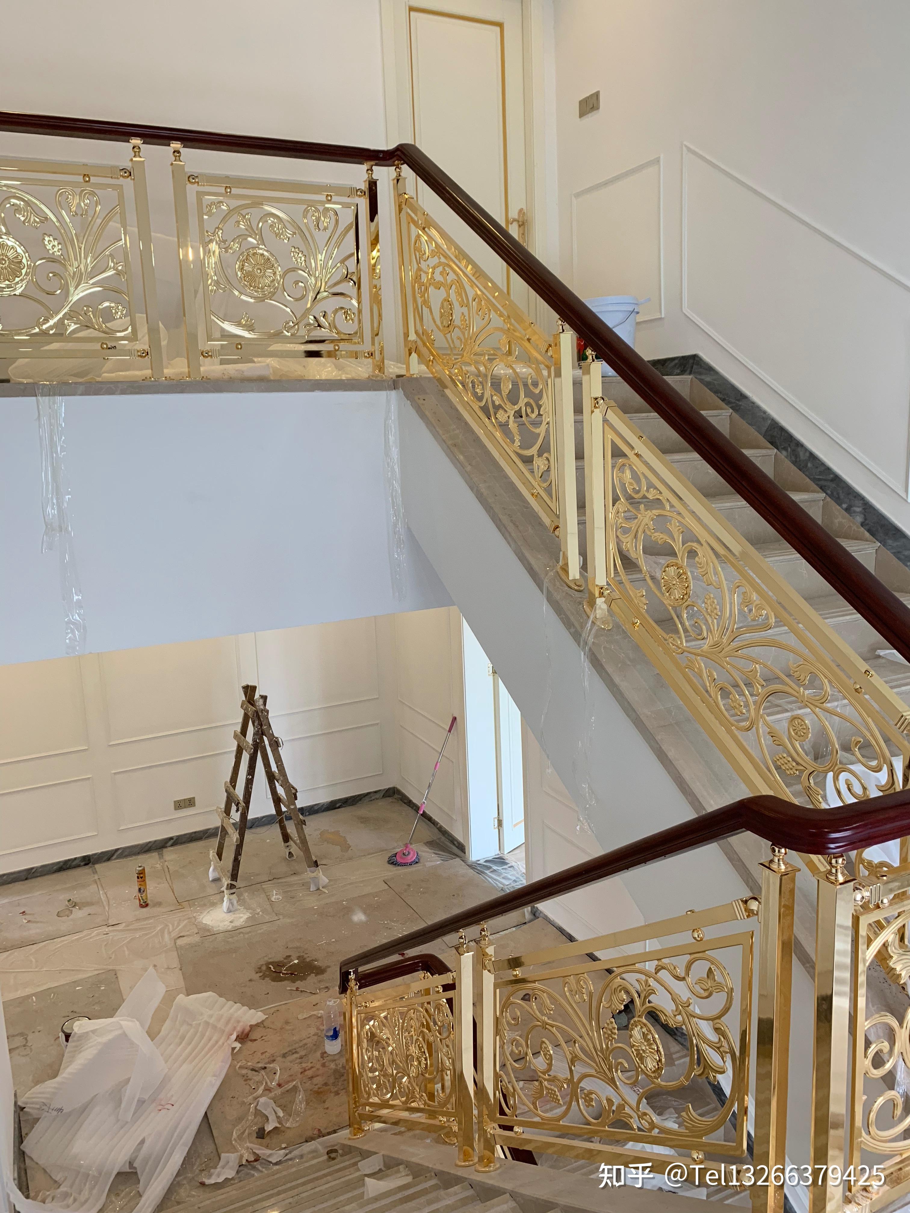 铝艺雕花楼梯栏杆构图看着可喜庆