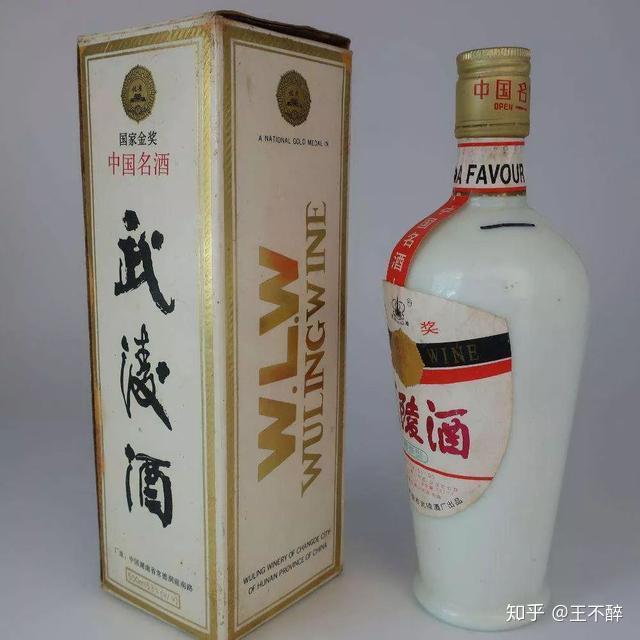 武陵酒为酱香型大曲法白酒,酒液色泽微黄,酱香突出,幽雅细腻,口味醇厚