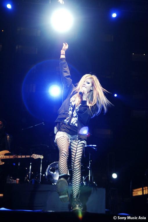 艾薇儿我抽烟纹身喝酒说脏话但我知道我是好姑娘