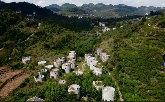 贵州遵义废弃的景区石头城堡长满杂草投资几个亿的老板却跑了