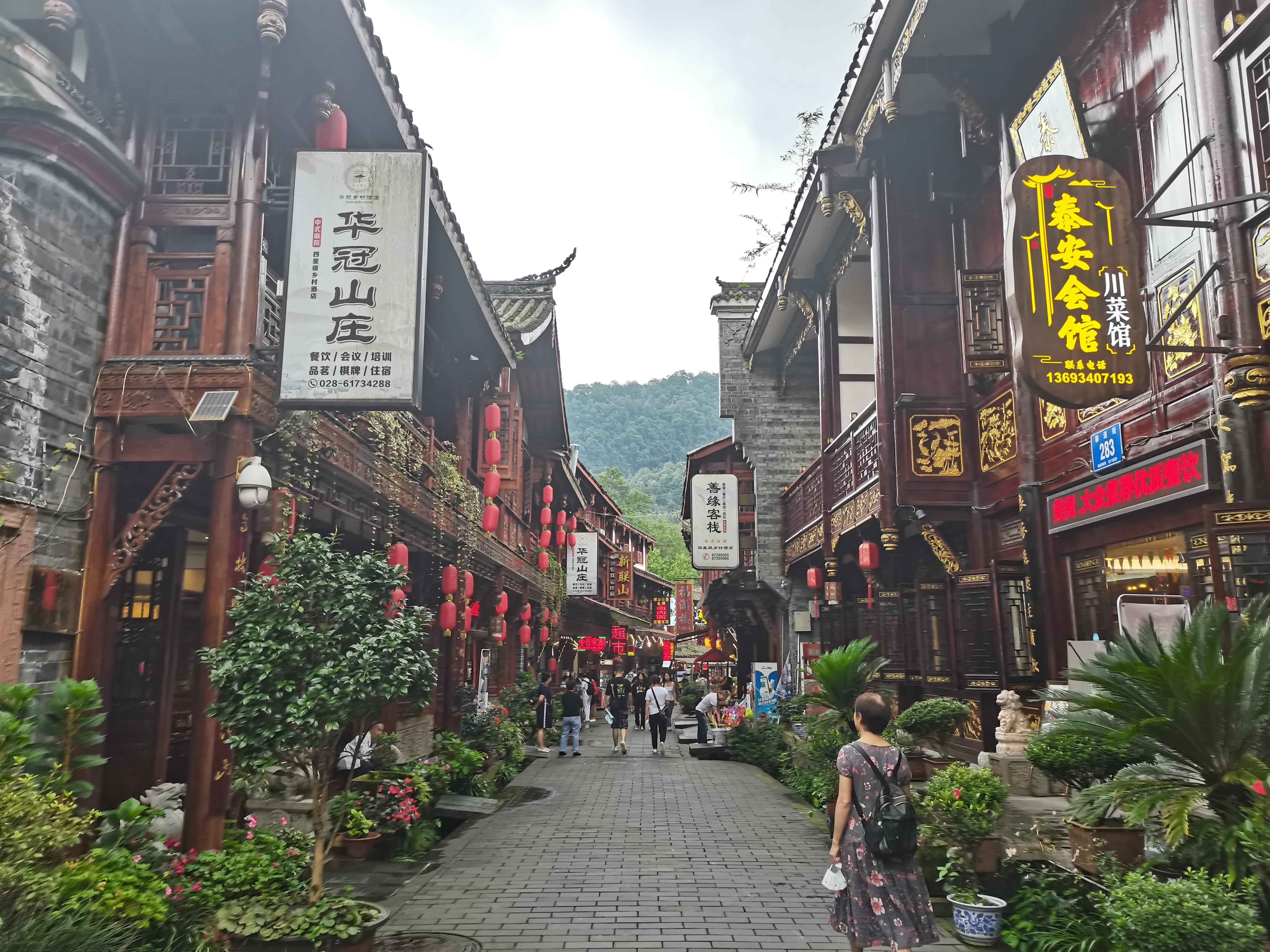 青城后山这个古镇宁静而舒适这里的人们过着世外桃源般的生活