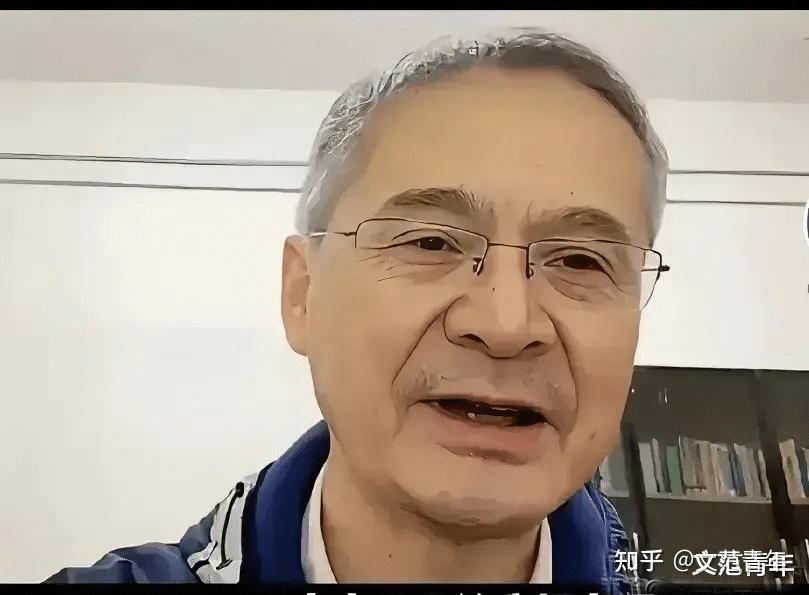 罗翔参加活动安保人员搀扶场面超搞笑网友戏称张三终于伏法了