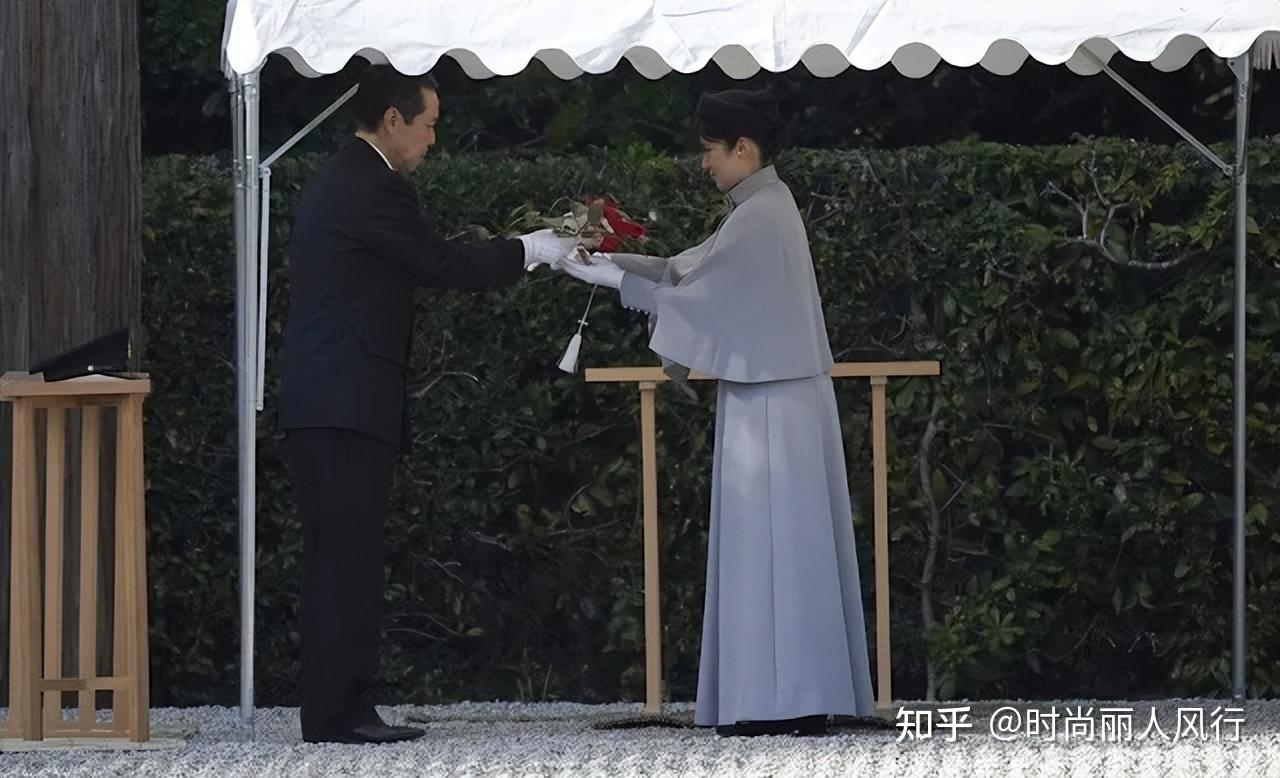爱子公主独自访问第二天更风光!灰色斗篷裙很显瘦,和妈妈一样美 - 知乎
