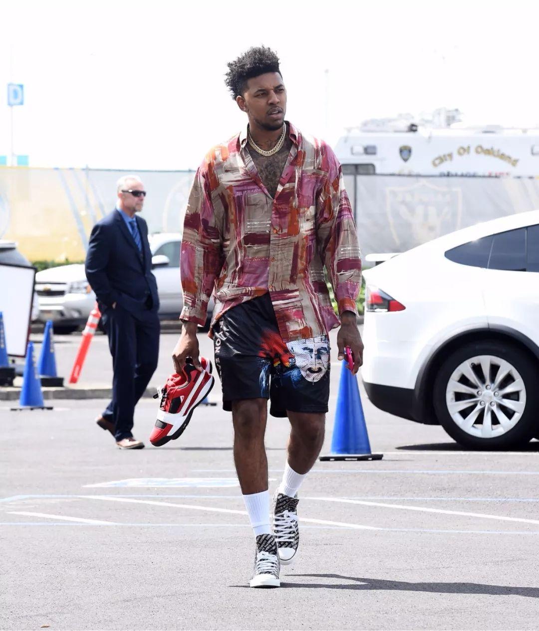 论颜值论衣品黑人杨少侠也都杠杠的