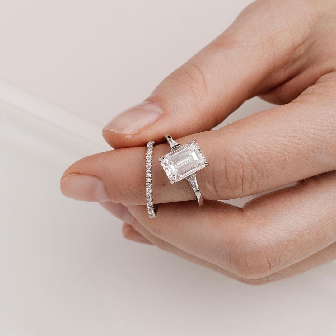 敢切成祖母绿形状的钻石很容易看到钻石内部特征那么祖母绿型切割则