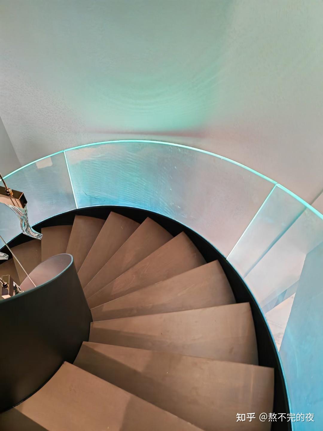 现代流行艺术玻璃楼梯护栏别墅定制弧形旋转楼梯扶手