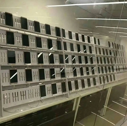 张二嫂家机房被曝光1.5万台手机,不光挂协议还用软件带节奏,某网红拖