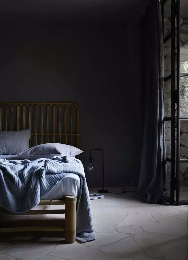 美的不可方物家具设计中的深色调运用