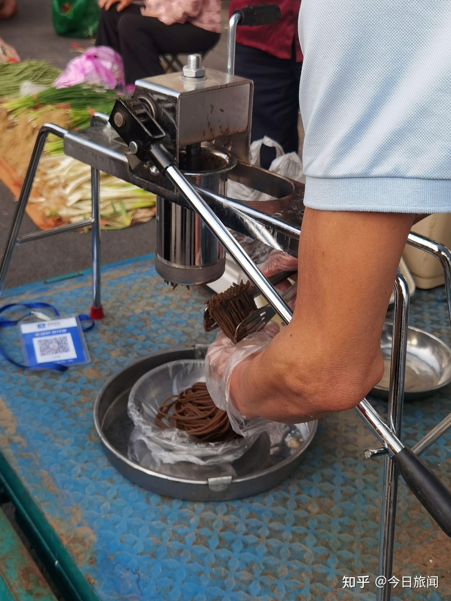 街头遇上饸饹面瞬间唤起儿时情