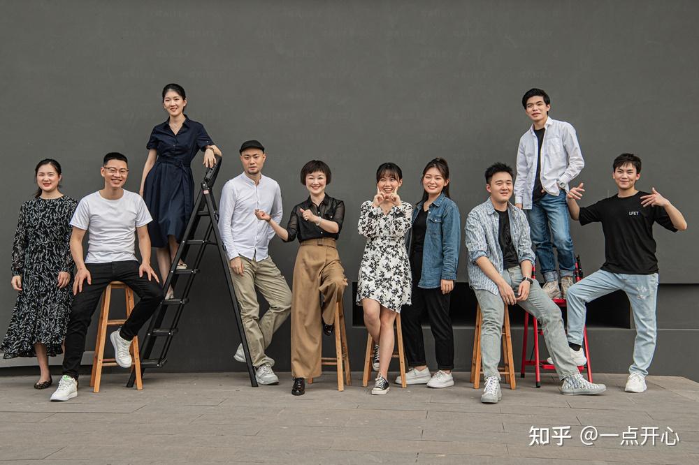 所以,团体对社会来说是非常重要的.拍摄集体照就能体现出这种