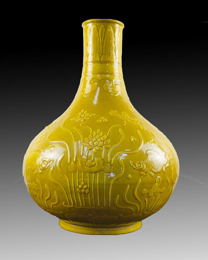 瓷器欣赏黄釉鱼戏莲胆瓶