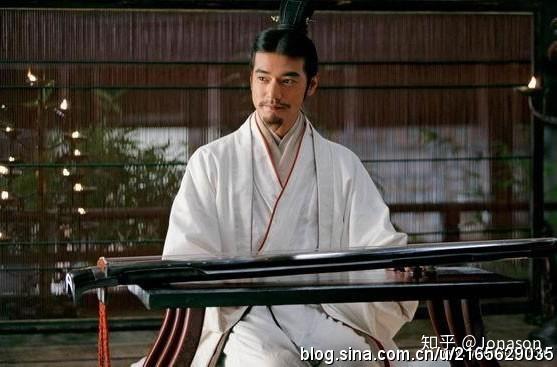 94版三国演义中周瑜的古琴有没有放反方向