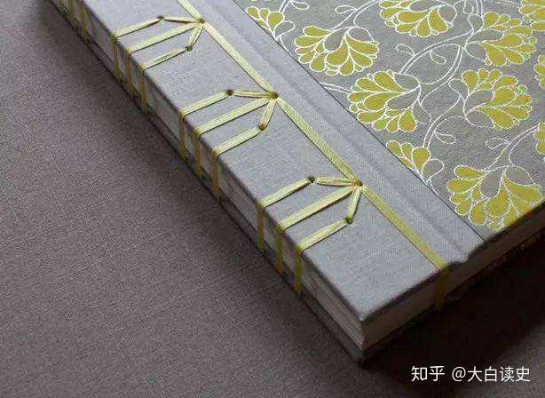 随着社会的发展,书籍的装订的方式也有很多种,一般的就是我们常见的平