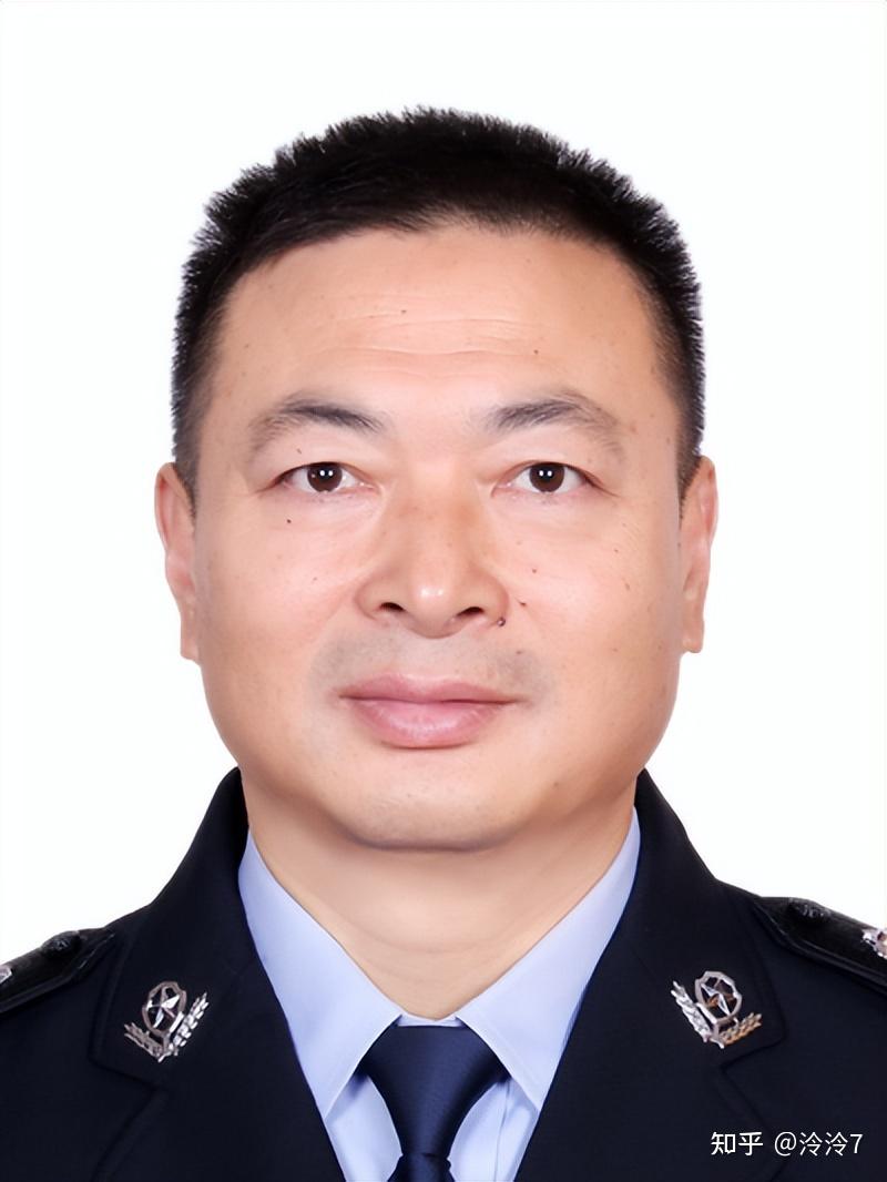 组组长,市公安局党委委员,三级高级警长:单建国主持市公安局全面工作