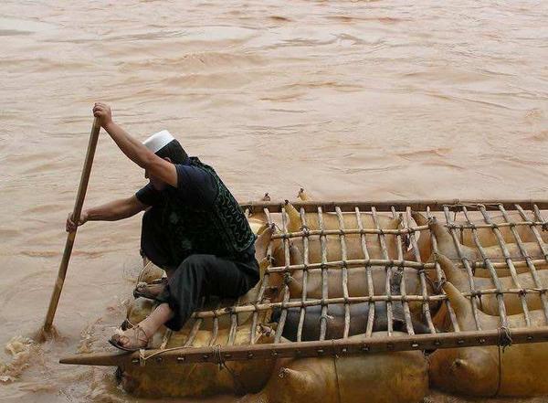 黄河边上土生土长的宁夏人,我要骄傲地大声地喊出四个大字: 羊皮筏子!