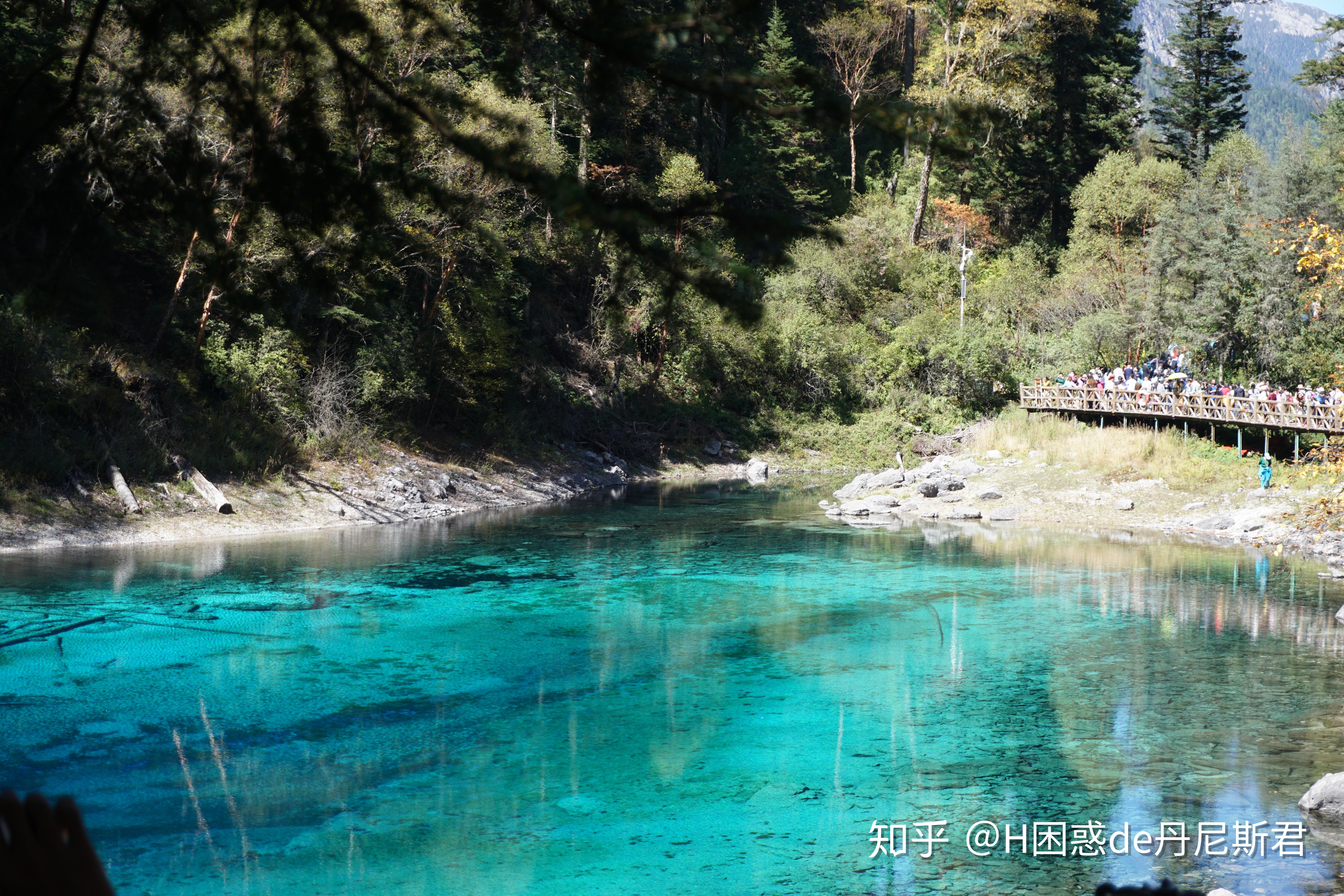 宝镜岩是扎如沟有一块巨大的石崖,昂然矗立,表面平整,远远望去,像是