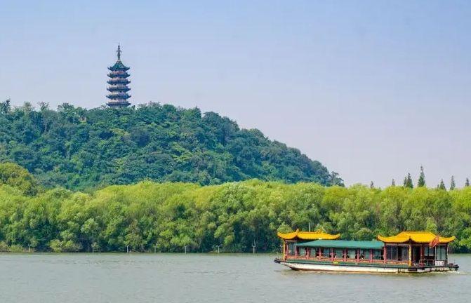 焦山风景区是国家aaaaa级旅游景区,是镇江三山(另外两个是金山和北固