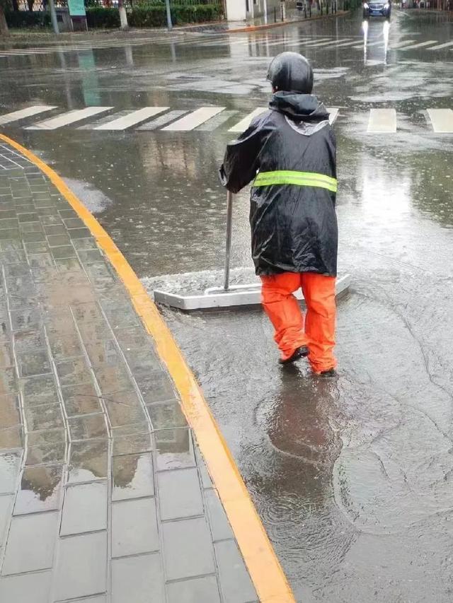 暴雨中海淀街头一幕幕