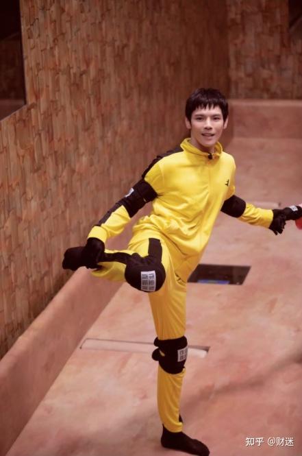 在新石板密室,身怀十八般武艺的向佐,身轻如燕,是团队的武力担当.