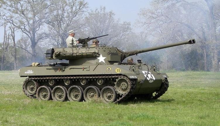 的轻型坦克歼击车设计是在m2a1轻型坦克的底盘上搭载了一门47毫米炮