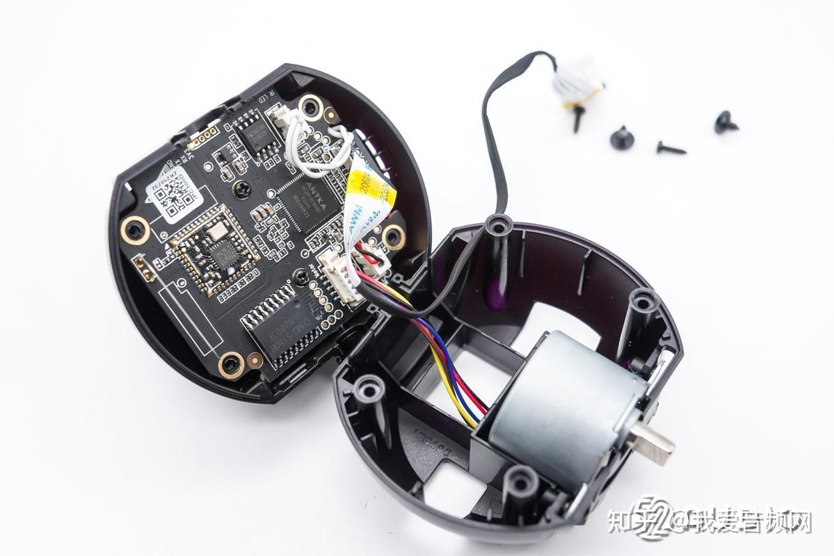 取掉螺丝打开摄像头腔体,前腔内部螺丝固定主板,后腔内马达驱动摄像头