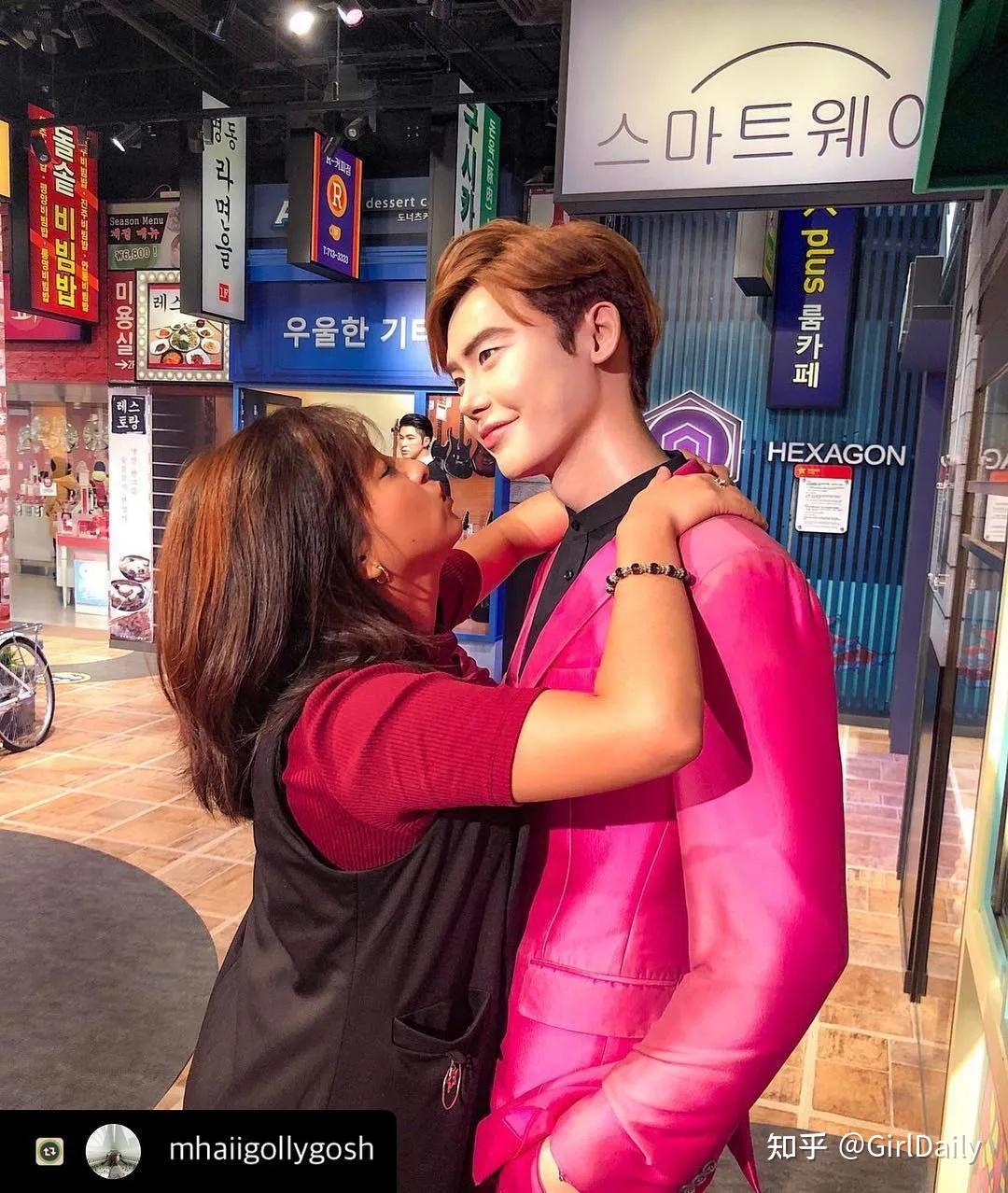 哈哈哈谁敢信这是杨幂啊要被这些明星蜡像翻车名场面笑不活了