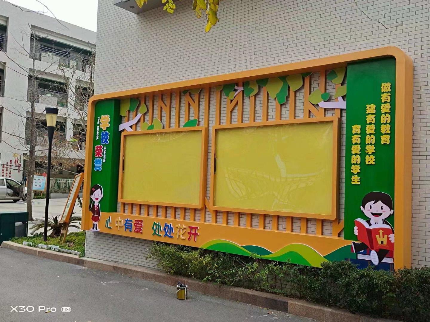 校园宣传栏厂家直发来图设计