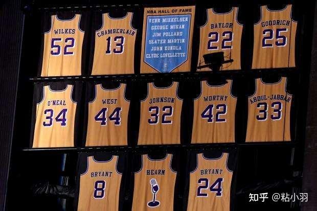也因为如此,张伯伦在勇士队拥有自己的退役球衣.