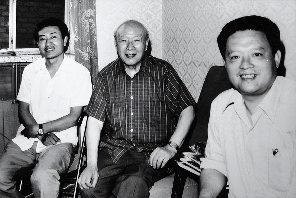 李嵩云见宋希濂,易吟先二人有些沉默不知怎么开口,便提议先吃饭,他