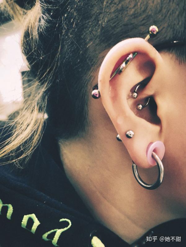 耳垂厚的女生打耳洞会不会很痛 要多久才能换耳钉 打耳洞多久可以扩耳 双偶网