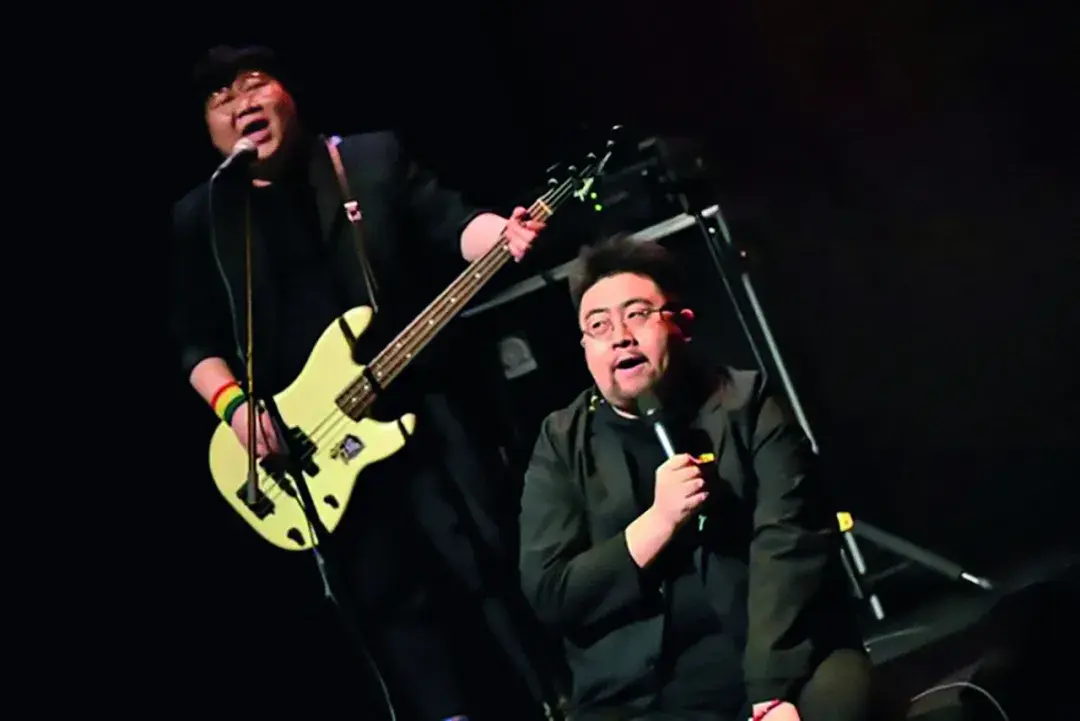 在音乐脱口秀《成吉思汗歌舞厅》中,六兽(右)演一个脱口秀演员.