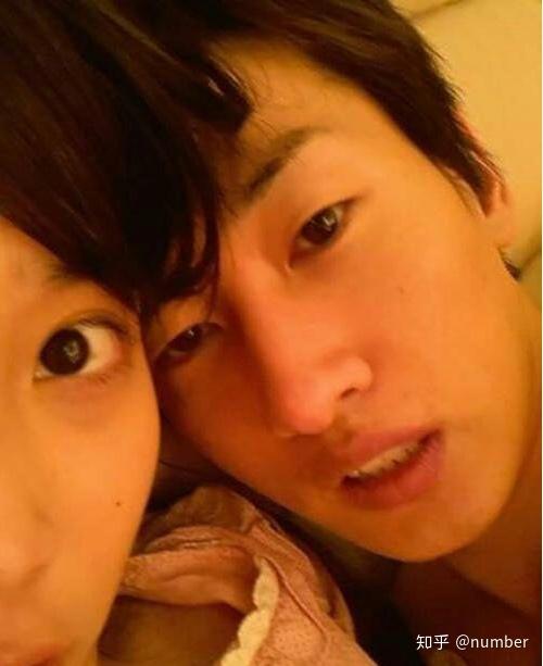 就是这张照片,之后人们都将iu称为字母婊,之前国民妹妹的人设被彻底