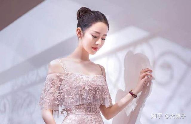 但吉娜之前的皮肤并不是这样的,之前她是那种皮肤偏黄的女孩子,她皮肤