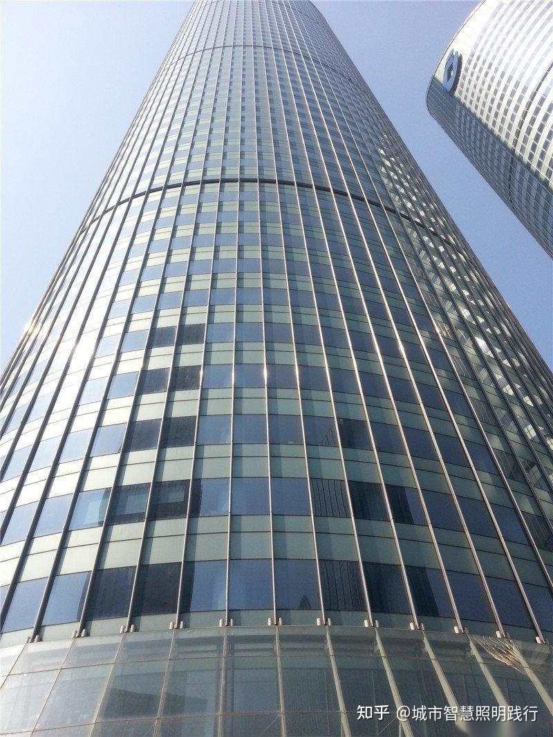 一种玻璃幕墙直接是外立面:城市灯光秀一般选择在城市地标建筑及周边