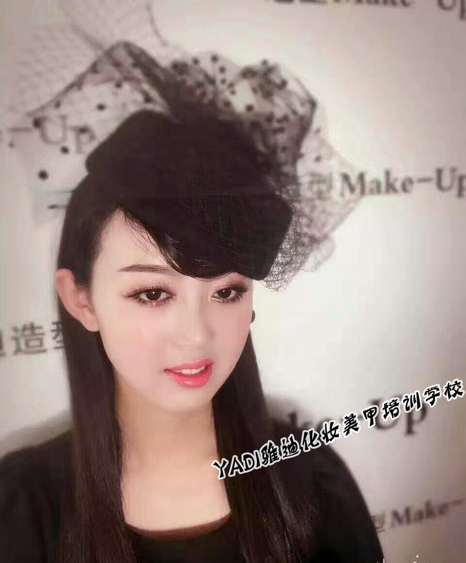 髮型和著裝打扮,尤其做為一名優秀的化妝師,雅迪化妝學校的老師告訴