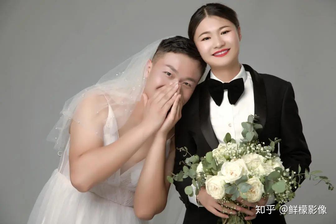 鮮檬新娘說女追男反串婚紗照射手座女孩上演了現實版惡吻