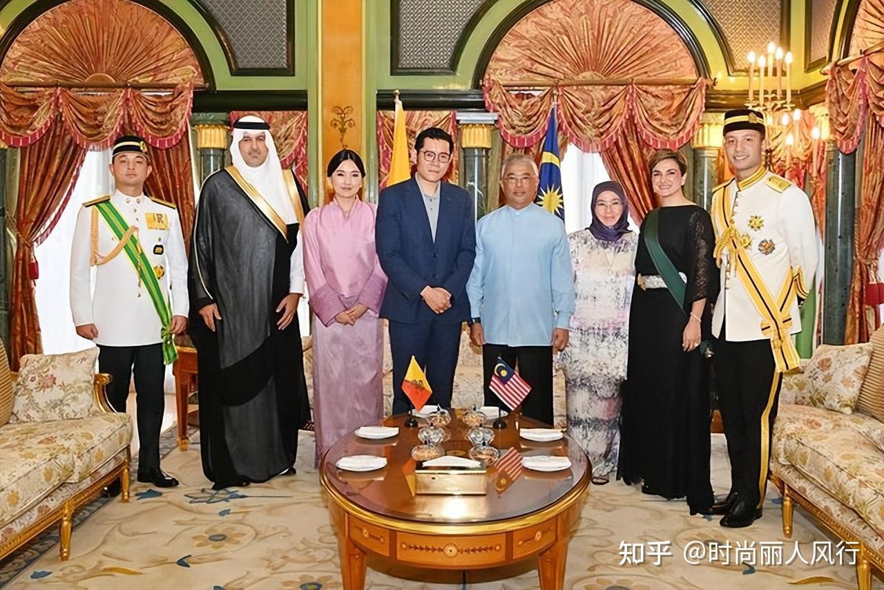 不丹王后带三胎小公主去文莱参加婚礼！她穿粉裙超嫩，公主萌翻了- 知乎