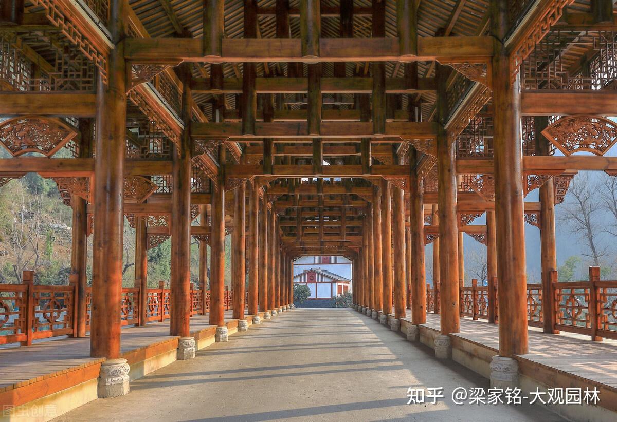 目前小型的木建筑在园林中依然较为常见,受传统风格和现代主义的共同